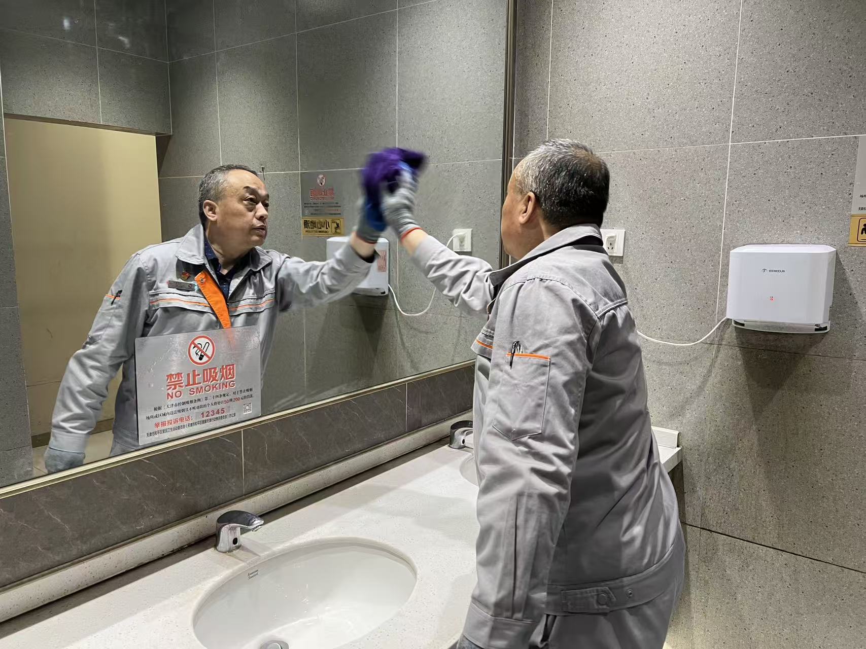 学雷锋纪念日丨学习雷锋精神 传承榜样力量：天津一商人用行动诠释新时代雷锋精神