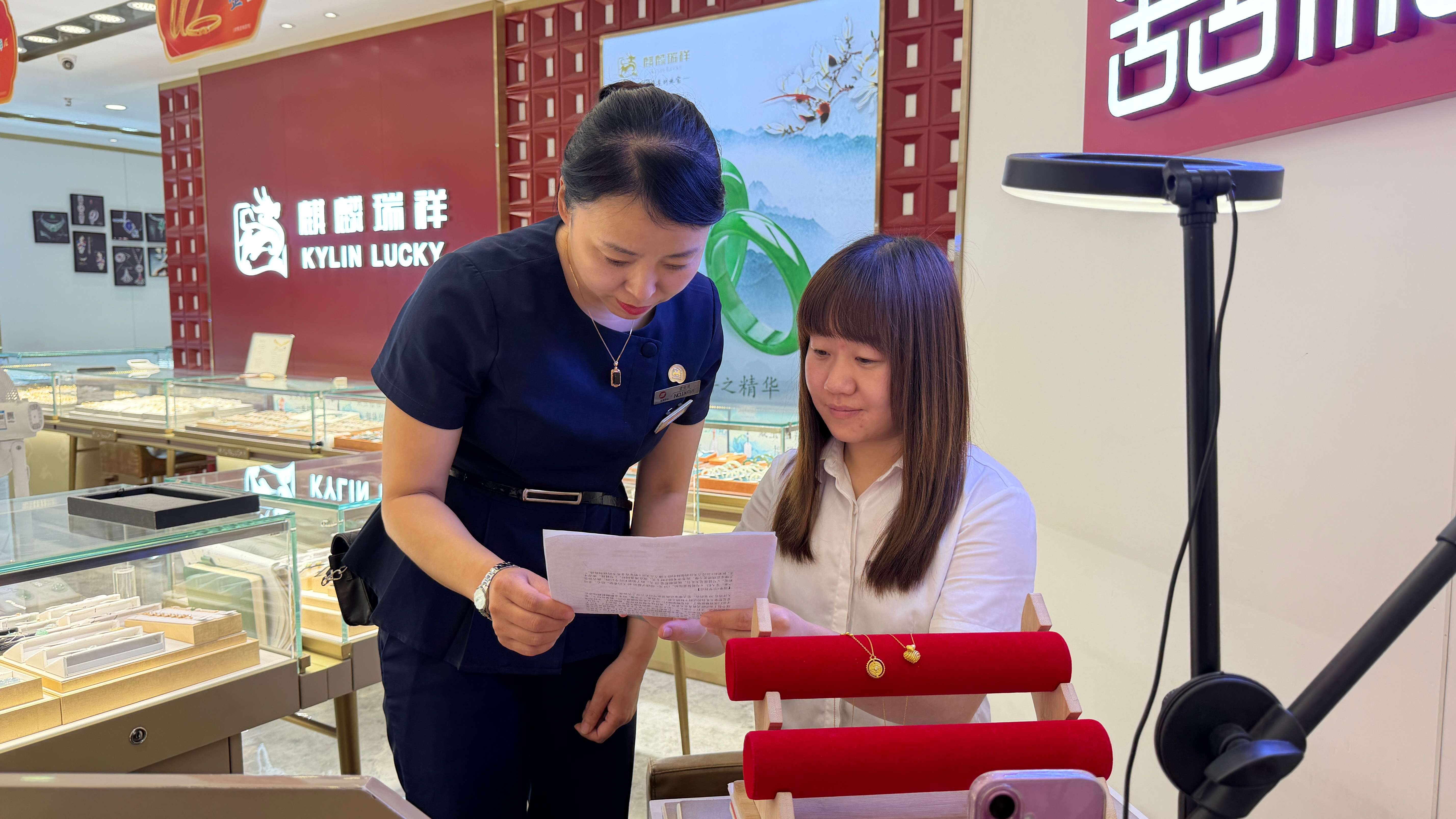 于平凡处守初心 在无声中显担当——记友谊武清百货营销策划部青年员工张琦
