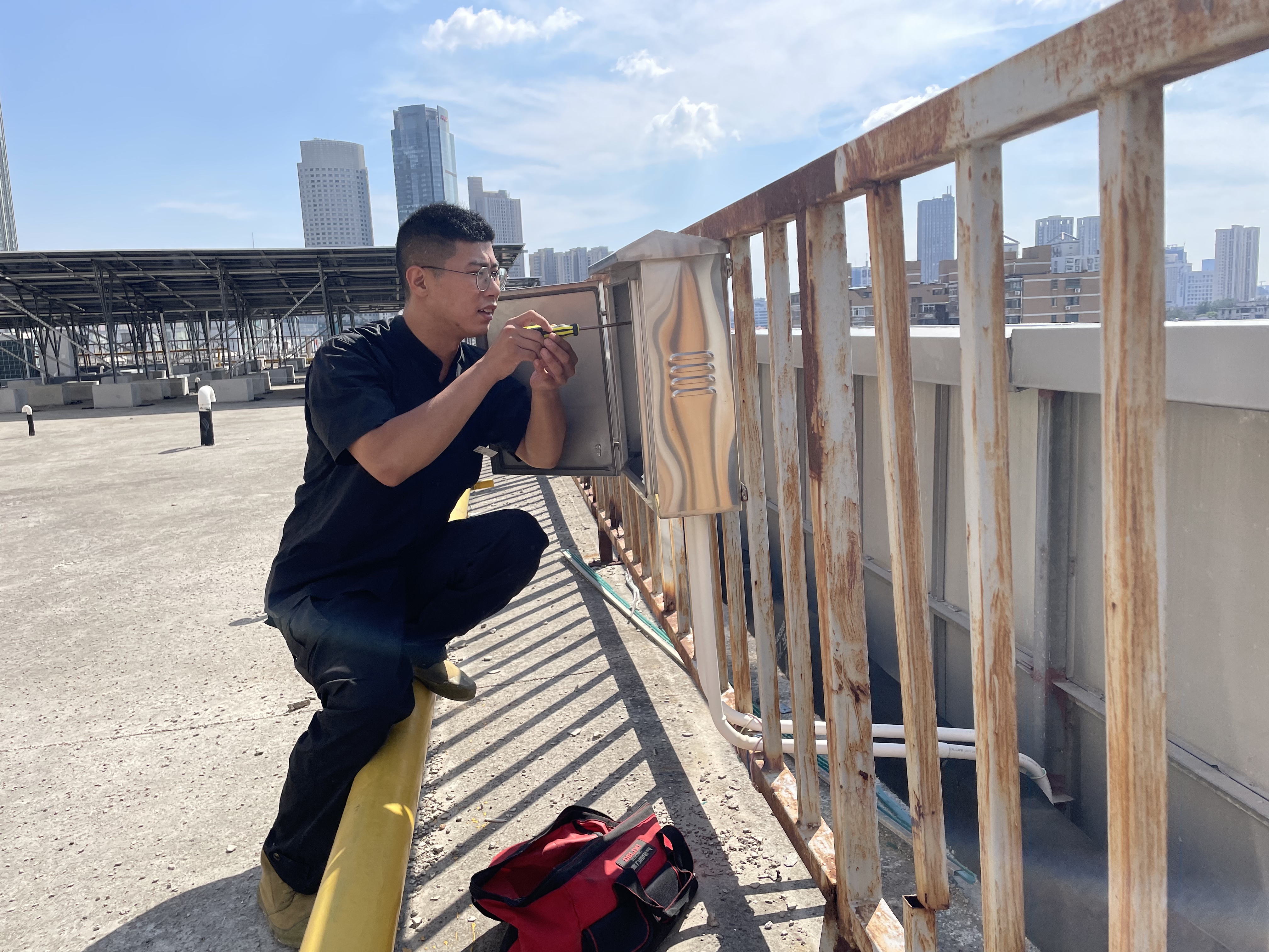 无惧酷暑“烤”验 致敬高温下的坚守：天津一商干部员工战高温斗酷暑坚守岗位工作侧记 